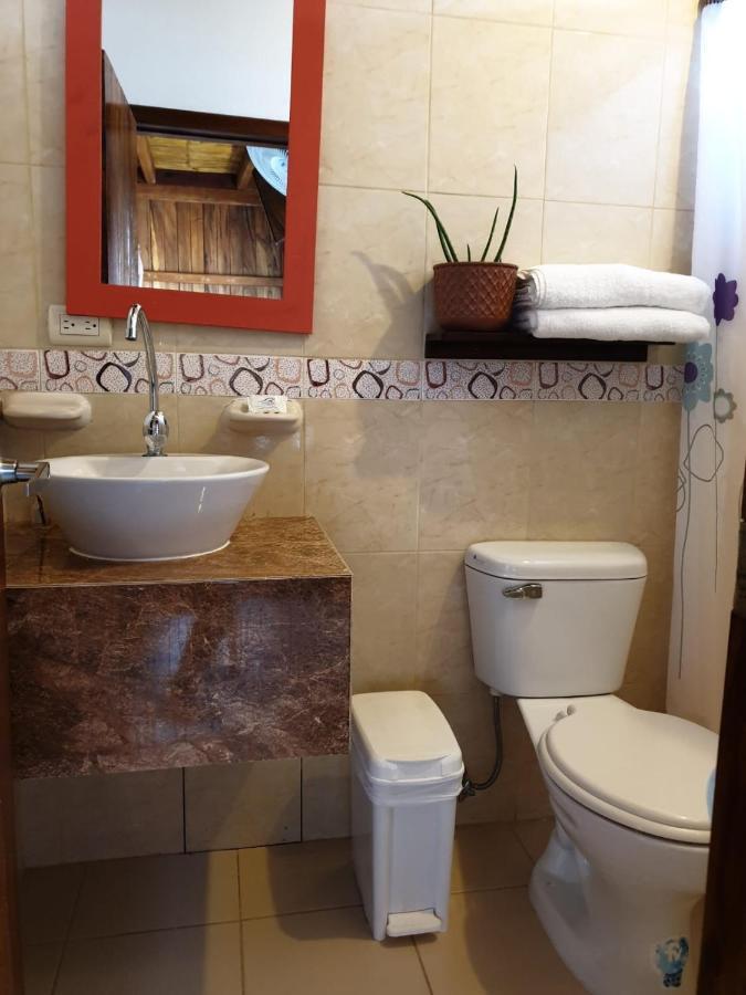 Cocoa Inn Hostal Каноа Екстериор снимка